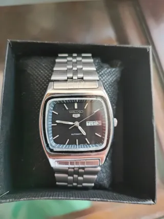 Reloj Seiko 5 Automático Negro y Plateado