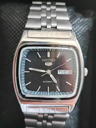 Reloj Seiko 5 Automático Negro y Plateado