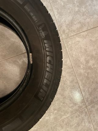 2 Ruedas Michelin 215/70 R 15 CP