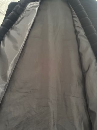 Chaleco negro de pelo sintético está como nuevo