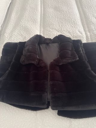 Chaleco negro de pelo sintético está como nuevo