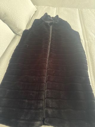 Chaleco negro de pelo sintético está como nuevo