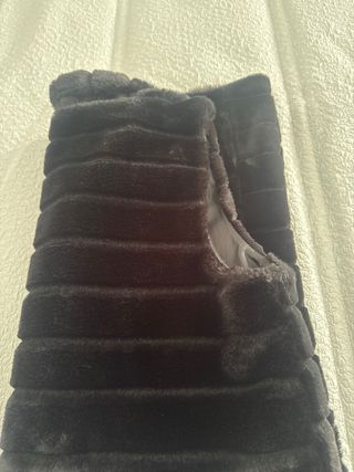 Chaleco negro de pelo sintético está como nuevo