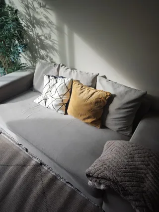 Sofá gris y amarillo de tela