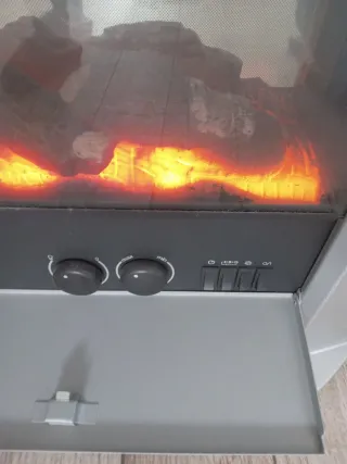 Estufa eléctrica plateada con cristal,