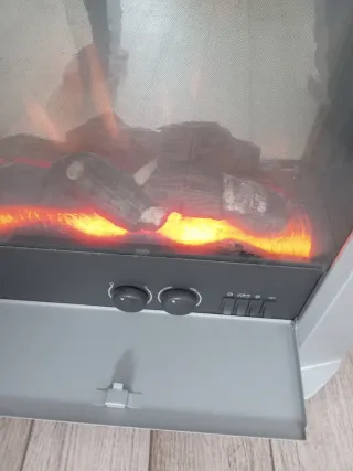 Estufa eléctrica plateada con cristal,