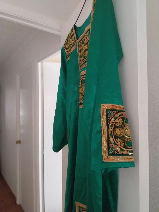 Caftán verde con detalles dorados
