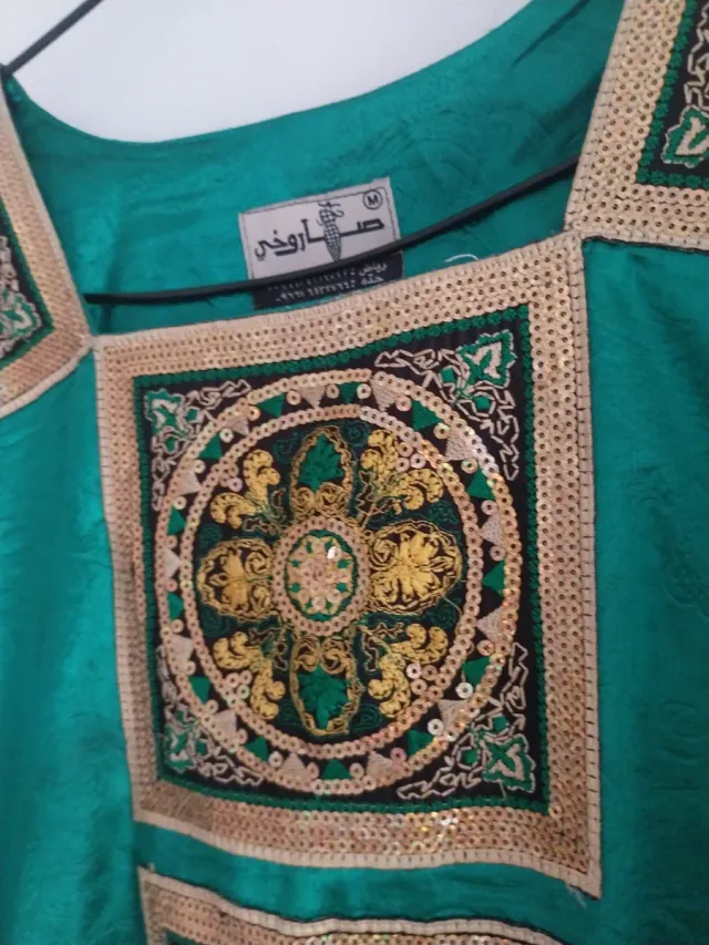 Caftán verde con detalles dorados