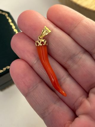 Colgante de coral y oro