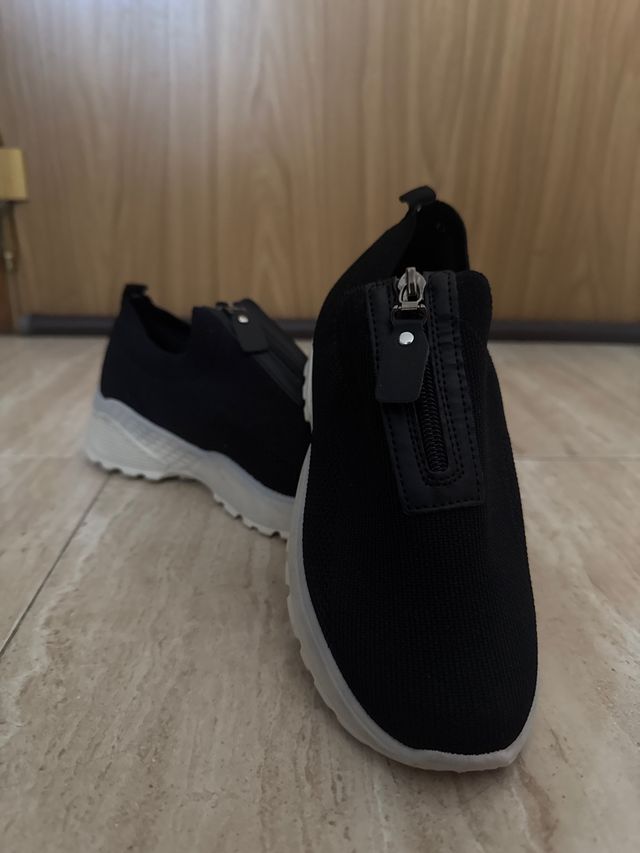 Deportivas negras con cremallera