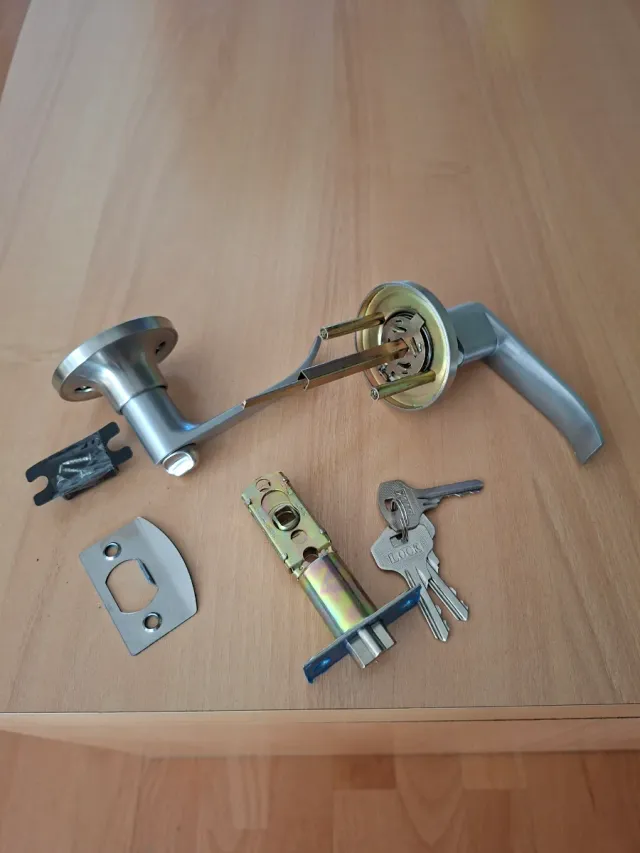 Manilla de puerta con cerradura y llaves