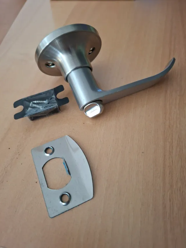 Manilla de puerta con cerradura y llaves