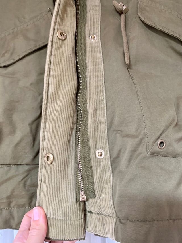 Parka niña Zara verde caqui con capucha