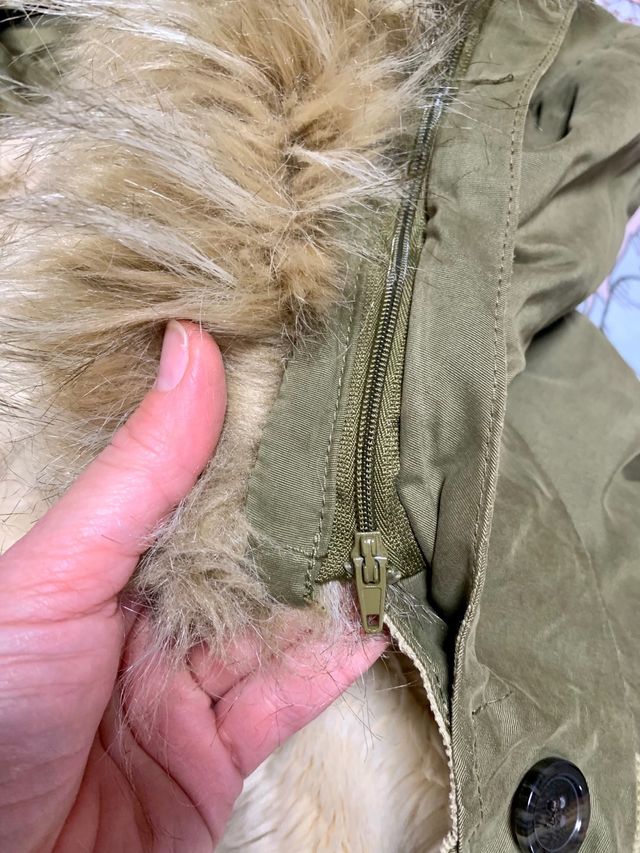 Parka niña Zara verde caqui con capucha