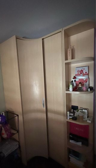 Armario beige de madera