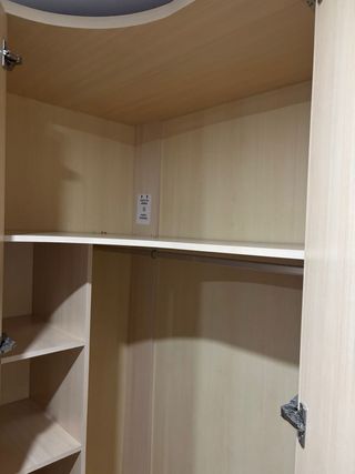 Armario beige de madera