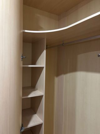 Armario beige de madera