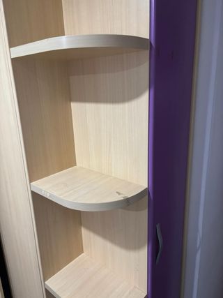 Armario beige de madera