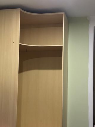 Armario beige de madera