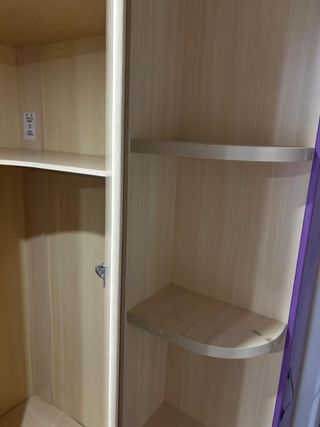 Armario beige de madera