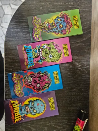 4 accendini Clipper + 4 cartine ZOMBIES