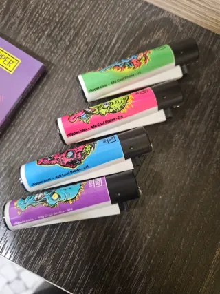 4 accendini Clipper + 4 cartine ZOMBIES