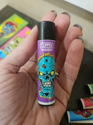 4 accendini Clipper + 4 cartine ZOMBIES