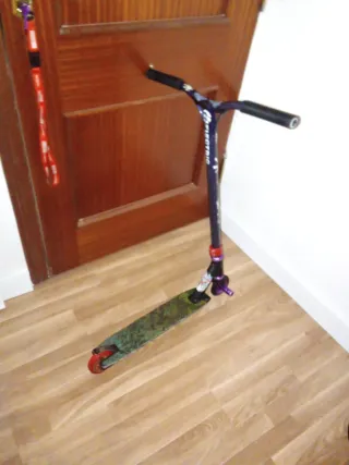 Patinete scoter morado con pegatinas