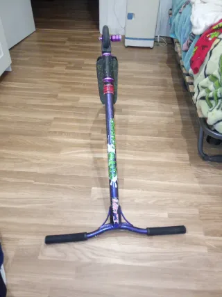 Patinete scoter morado con pegatinas