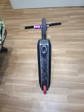 Patinete scoter morado con pegatinas