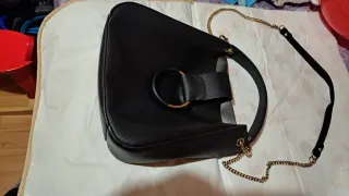Bolso negro con cadena dorada