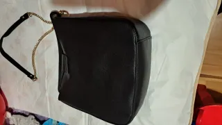 Bolso negro con cadena dorada