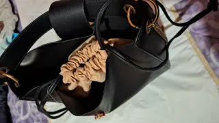 Bolso negro con cadena dorada