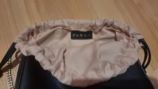 Bolso negro con cadena dorada