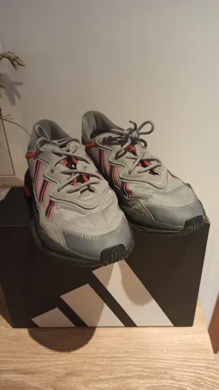 Zapatillas Adidas grises y rojas, muy poco uso.