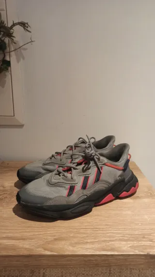 Zapatillas Adidas grises y rojas, muy poco uso.