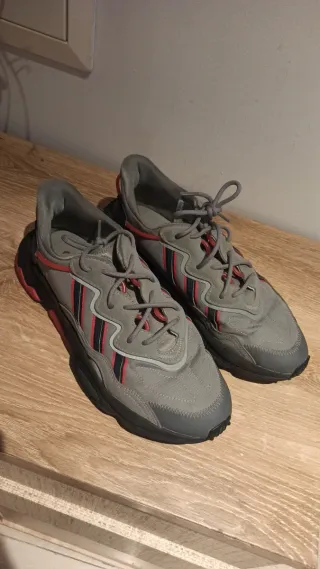 Zapatillas Adidas grises y rojas, muy poco uso.