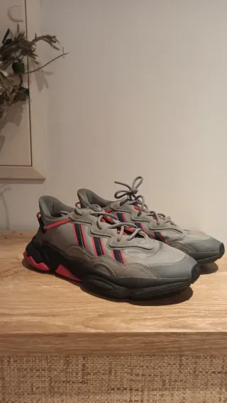 Zapatillas Adidas grises y rojas, muy poco uso.