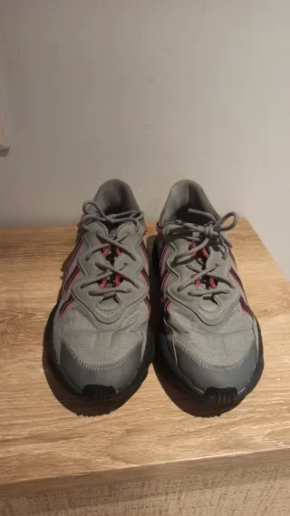 Zapatillas Adidas grises y rojas, muy poco uso.