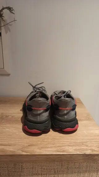 Zapatillas Adidas grises y rojas, muy poco uso.