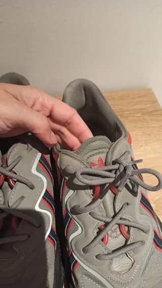 Zapatillas Adidas grises y rojas, muy poco uso.