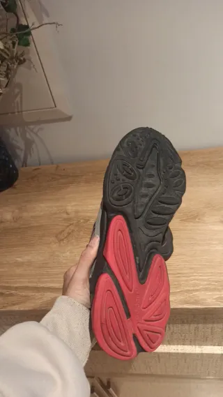 Zapatillas Adidas grises y rojas, muy poco uso.