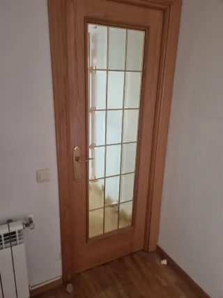 Puerta de madera con cristal