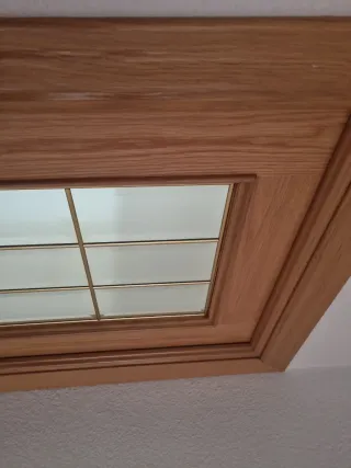 Puerta de madera con cristal