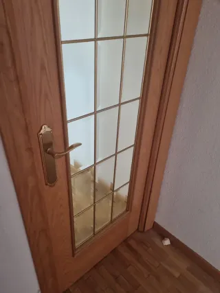 Puerta de madera con cristal