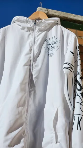 Cortavientos blanco con estampado MAGNET SKATE