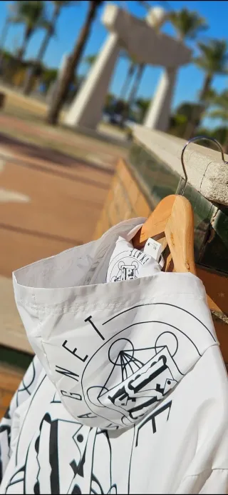 Cortavientos blanco con estampado MAGNET SKATE