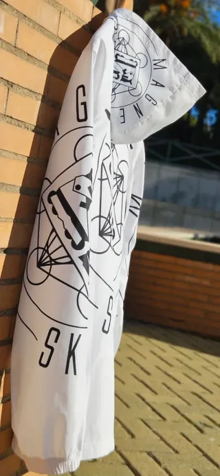 Cortavientos blanco con estampado MAGNET SKATE