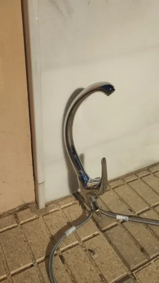 Grifo de cocina metálico plateado