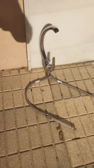 Grifo de cocina metálico plateado